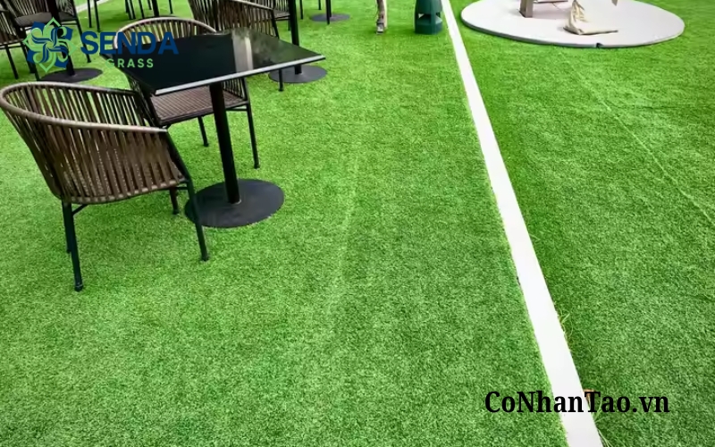 Lợi ích của cỏ nhân tạo quán cafe so với cỏ tự nhiên